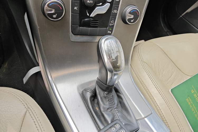 Used Volvo XC60 2013 T6 AWD Comfort Edition Gear Lever