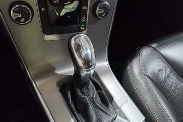 Used Volvo XC60 2013 T6 AWD Comfort Edition Gear Lever