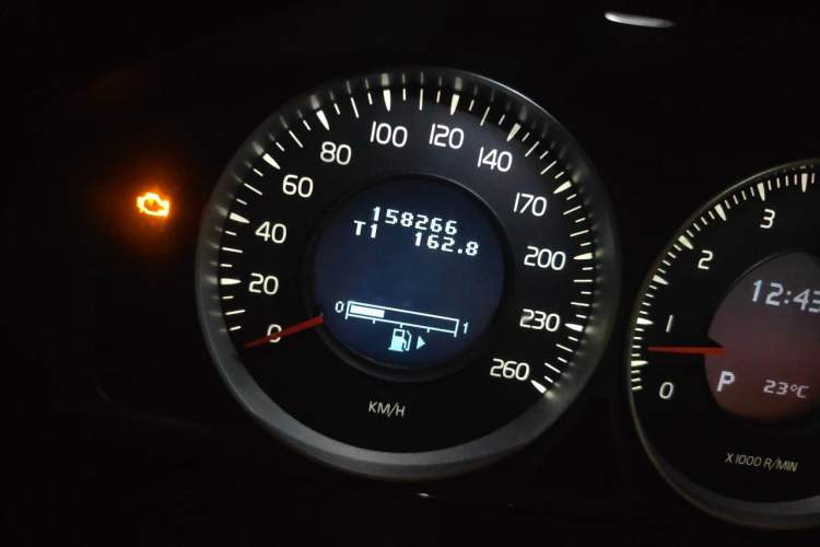 Used Volvo XC60 2013 T5 Comfort Edition Odometer Close Up