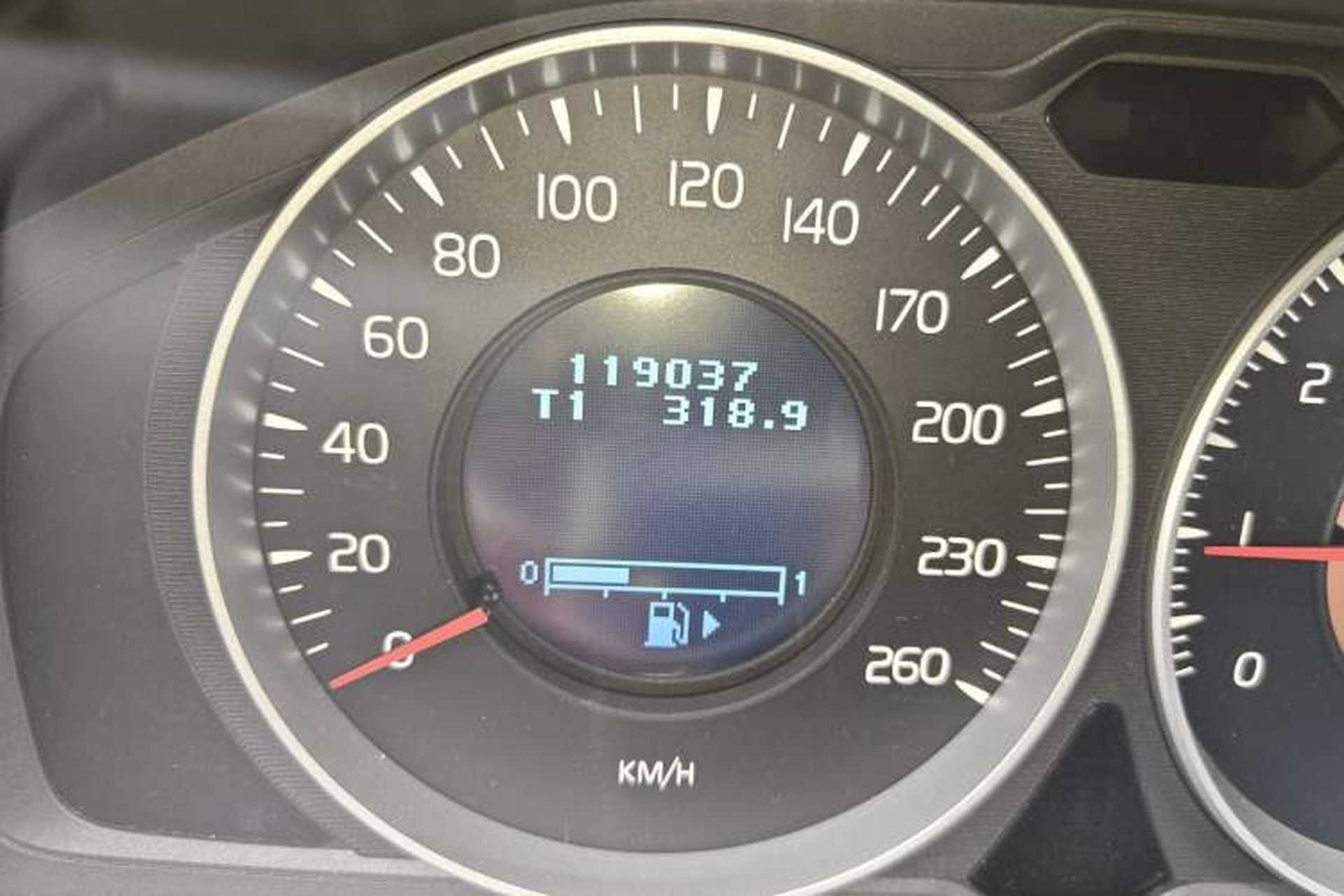 Used Volvo XC60 2013 T5 Comfort Edition Odometer Close Up
