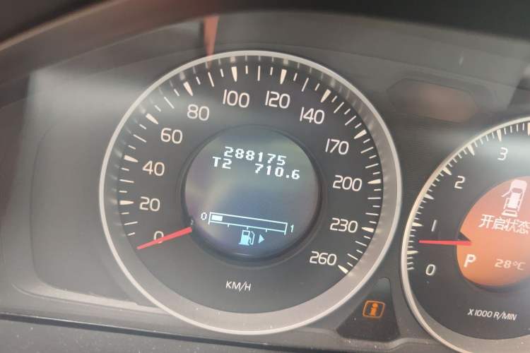 Used Volvo XC60 2013 T5 Comfort Edition Odometer Close Up