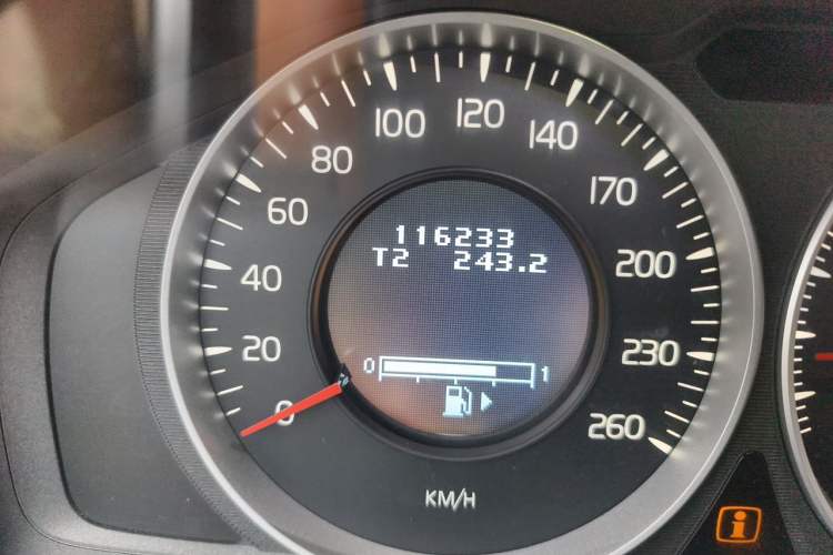 Used Volvo XC60 2013 T5 Comfort Edition Odometer Close Up