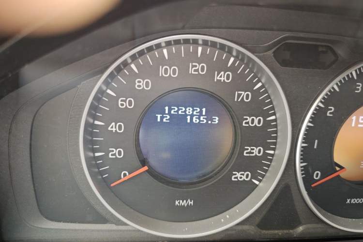 Used Volvo XC60 2013 T5 Comfort Edition Odometer Close Up