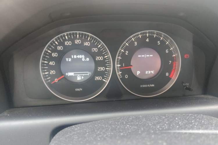 Used Volvo XC60 2013 T5 Comfort Edition Odometer Close Up