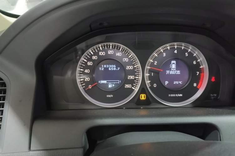 Used Volvo XC60 2013 T6 AWD Comfort Edition Odometer Close Up