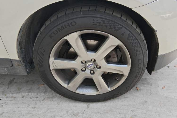 Used Volvo XC60 2013 T6 AWD Comfort Edition Right Front Wheel Hub