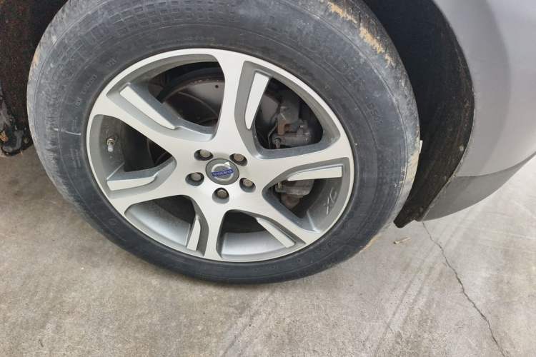 Used Volvo XC60 2013 T5 Comfort Edition Right Front Wheel Hub