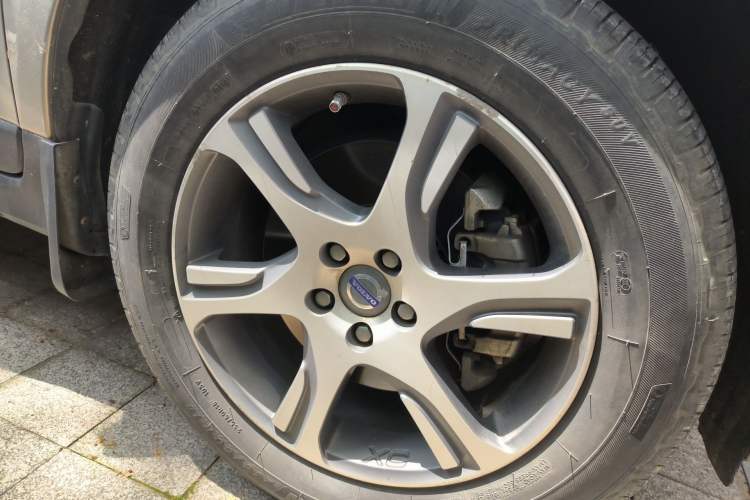 Used Volvo XC60 2013 T5 Comfort Edition Right Front Wheel Hub