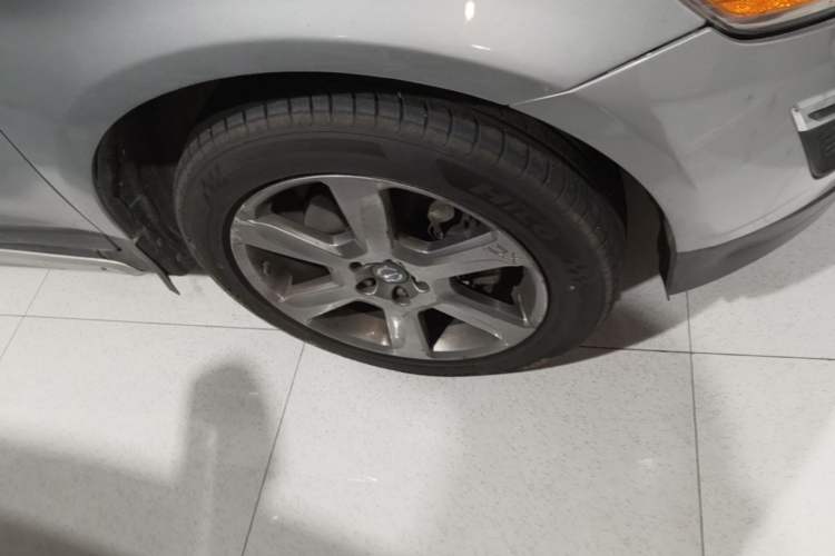 Used Volvo XC60 2013 T6 AWD Comfort Edition Right Front Wheel Hub