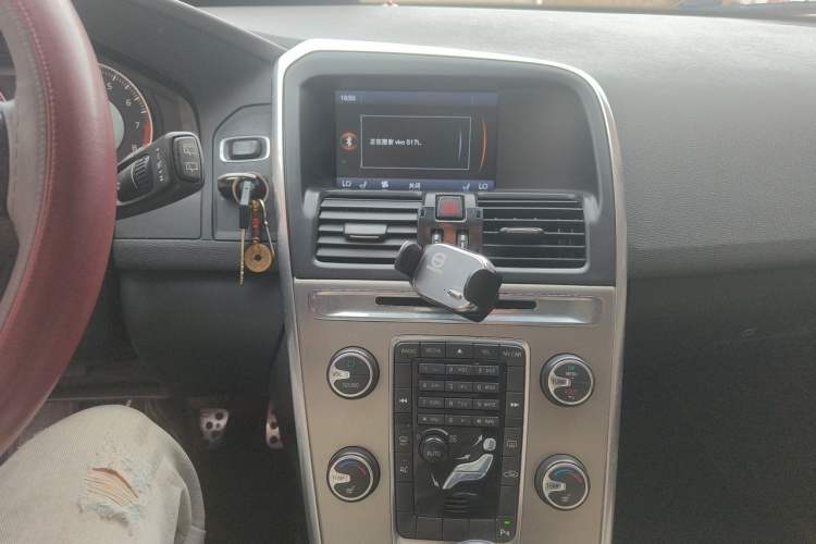 Used Volvo XC60 2013 T5 Comfort Edition Audio And AC Panel