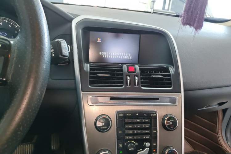 Used Volvo XC60 2013 T5 Comfort Edition Audio And AC Panel