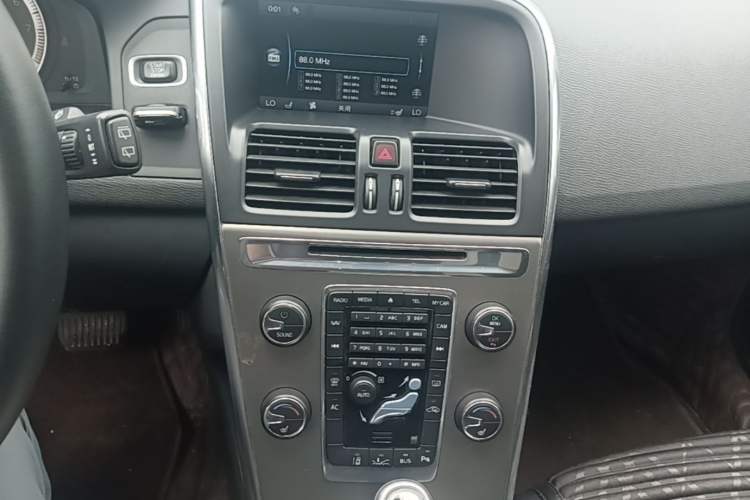 Used Volvo XC60 2013 T5 Prestige Edition Audio And AC Panel