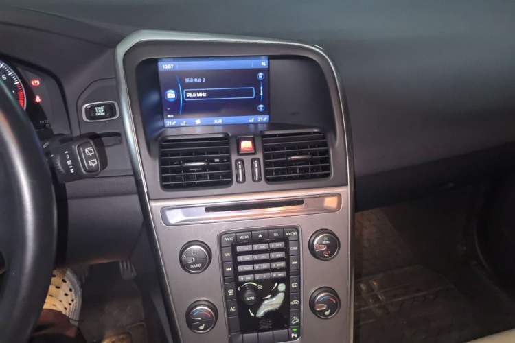Used Volvo XC60 2013 T6 AWD Comfort Edition Audio And AC Panel