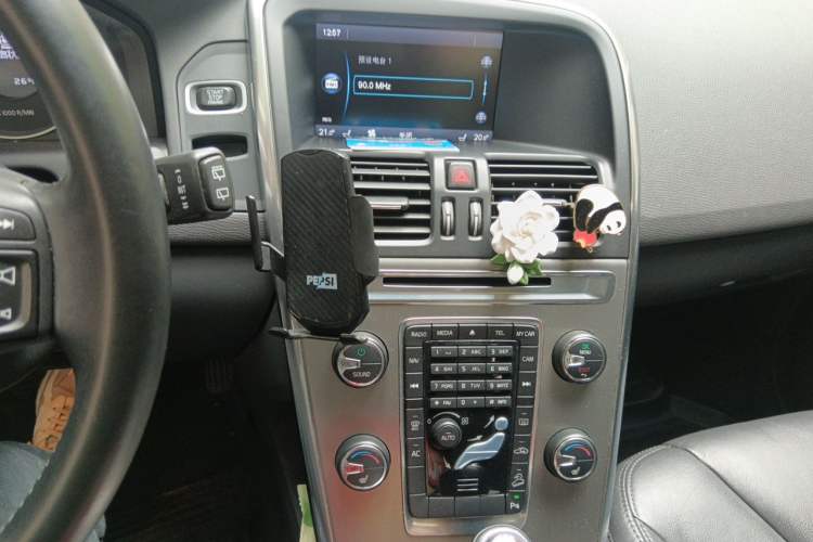 Used Volvo XC60 2013 T6 AWD Comfort Edition Audio And AC Panel