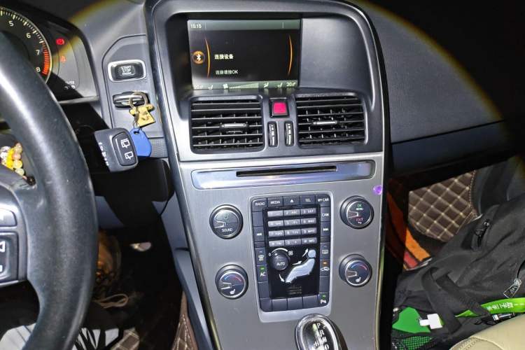 Used Volvo XC60 2013 T5 Comfort Edition Audio And AC Panel
