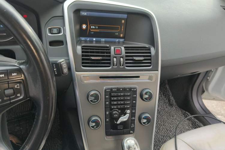Used Volvo XC60 2013 T6 AWD Comfort Edition Audio And AC Panel