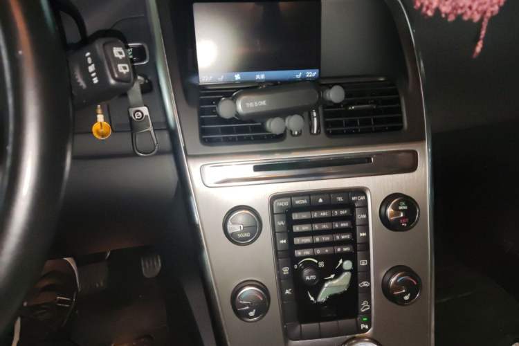 Used Volvo XC60 2013 T6 AWD Comfort Edition Audio And AC Panel