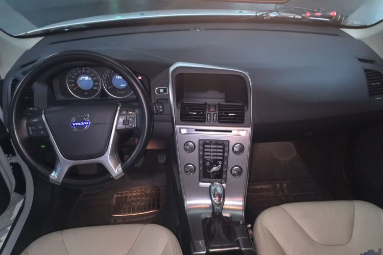 Used Volvo XC60 2013 T6 AWD Comfort Edition Center Console