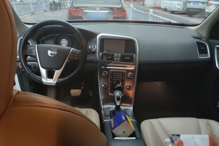 Used Volvo XC60  Center Console