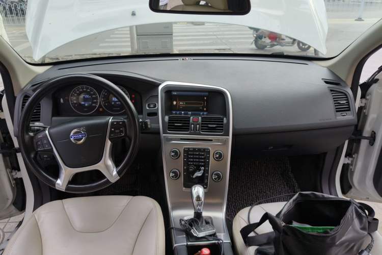 Used Volvo XC60 2013 T6 AWD Comfort Edition Center Console