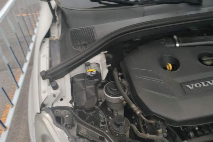 Used Volvo XC60  Engine Bay Right