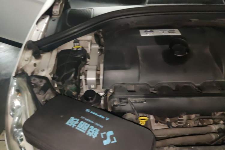 Used Volvo XC60 2013 T6 AWD Comfort Edition Engine Bay Right