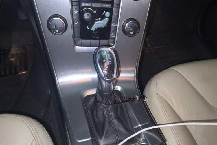 Used Volvo XC60 2013 T6 AWD Comfort Edition Gear Lever