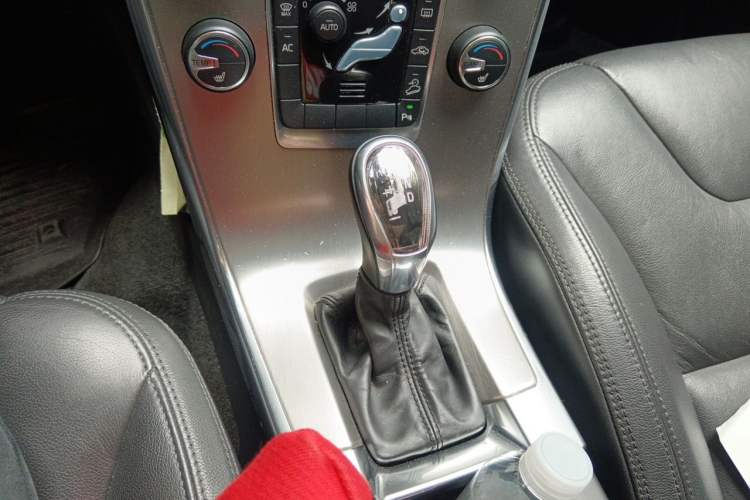 Used Volvo XC60 2013 T6 AWD Comfort Edition Gear Lever