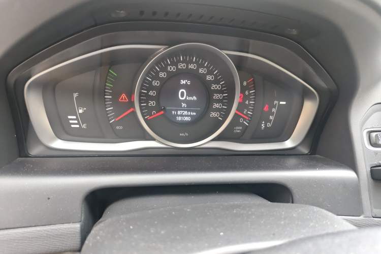 Used Volvo XC60 2013 T5 Comfort Edition Odometer Close Up