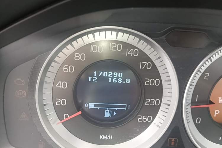 Used Volvo XC60 2013 T5 Prestige Edition Odometer Close Up