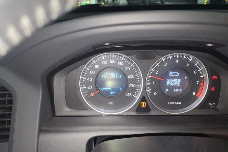 Used Volvo XC60 2013 T6 AWD Comfort Edition Odometer Close Up