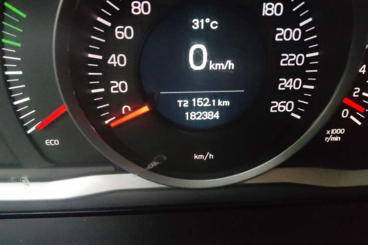 Used Volvo XC60  Odometer Close Up