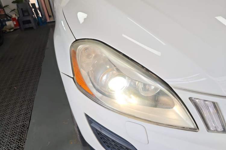 Used Volvo XC60 2013 T5 Comfort Edition Right Front Headlight