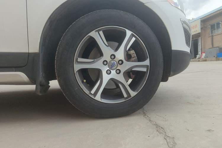 Used Volvo XC60 2013 T5 Comfort Edition Right Front Wheel Hub