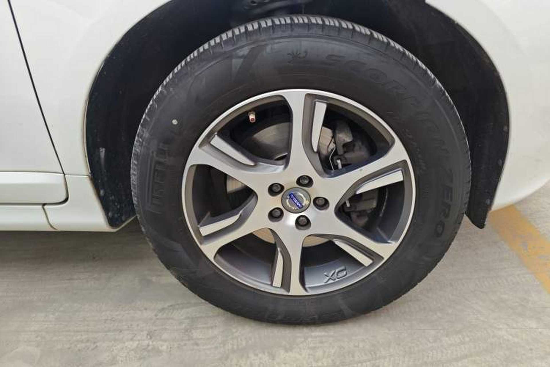 Used Volvo XC60 2013 T5 Comfort Edition Right Front Wheel Hub
