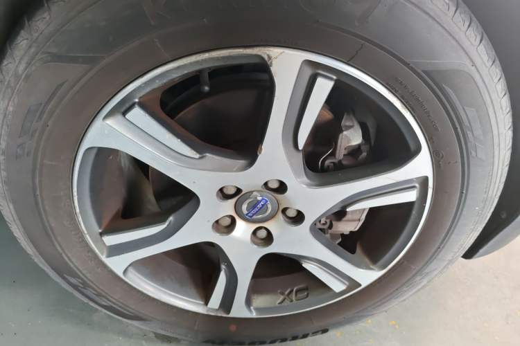 Used Volvo XC60 2013 T5 Comfort Edition Right Front Wheel Hub