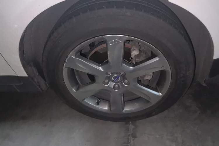 Used Volvo XC60 2013 T6 AWD Comfort Edition Right Front Wheel Hub