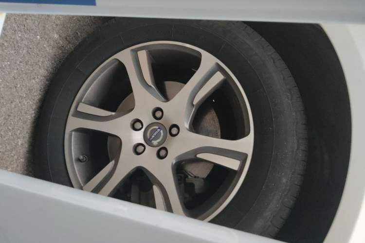 Used Volvo XC60  Right Front Wheel Hub