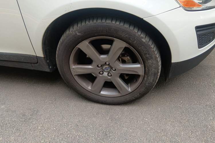 Used Volvo XC60 2013 T6 AWD Comfort Edition Right Front Wheel Hub