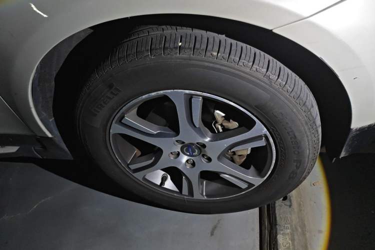 Used Volvo XC60 2013 T5 Comfort Edition Right Front Wheel Hub