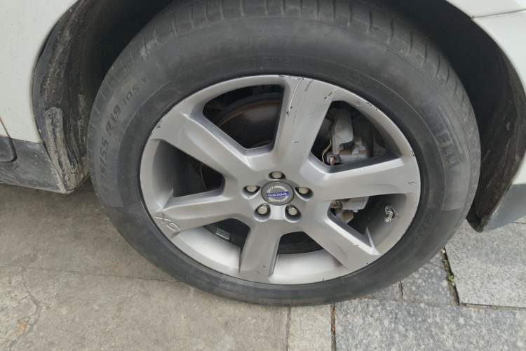 Used Volvo XC60 2013 T6 AWD Comfort Edition Right Front Wheel Hub