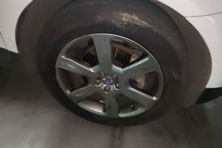 Used Volvo XC60 2013 T6 AWD Comfort Edition Right Front Wheel Hub