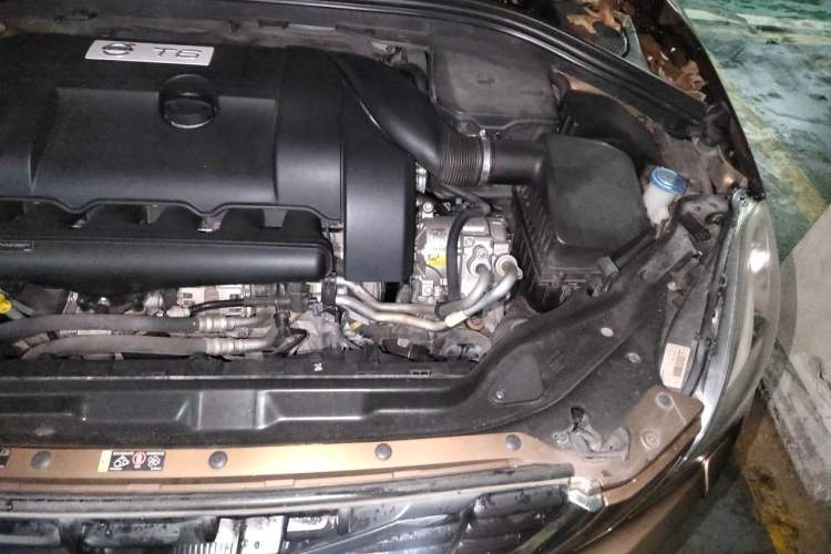 Used Volvo XC60 2013 T6 AWD Comfort Edition Engine Bay Left