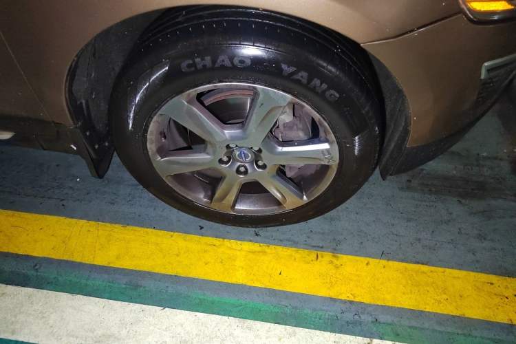 Used Volvo XC60 2013 T6 AWD Comfort Edition Right Front Wheel Hub