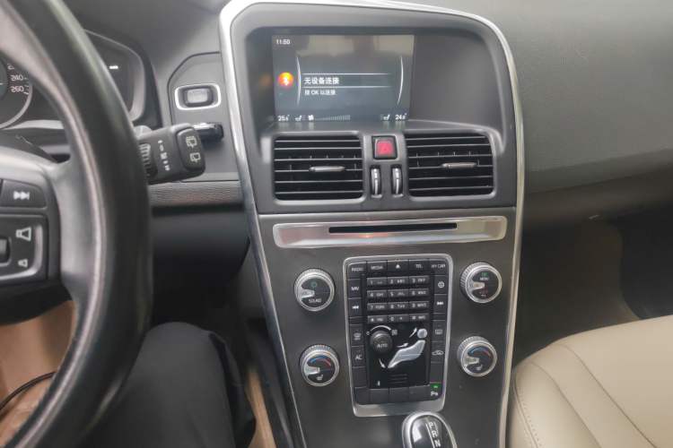 Used Volvo XC60 2014 T5 Smart Edition Audio And AC Panel