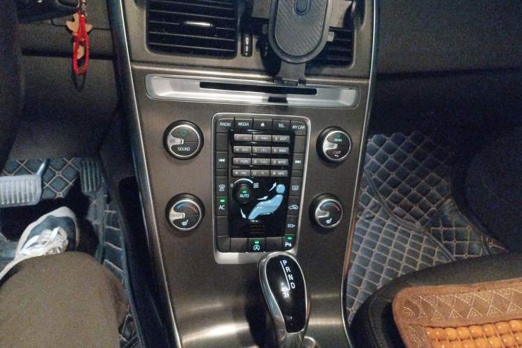 Used Volvo XC60 2014 Facelift T5 Zhiyi Edition Audio And AC Panel