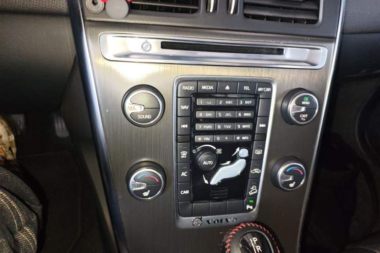 Used Volvo XC60 2014 T6 Zhiyi Edition Audio And AC Panel