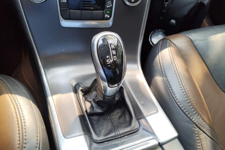 Used Volvo XC60 2014 T6 Smart Edition Gear Lever