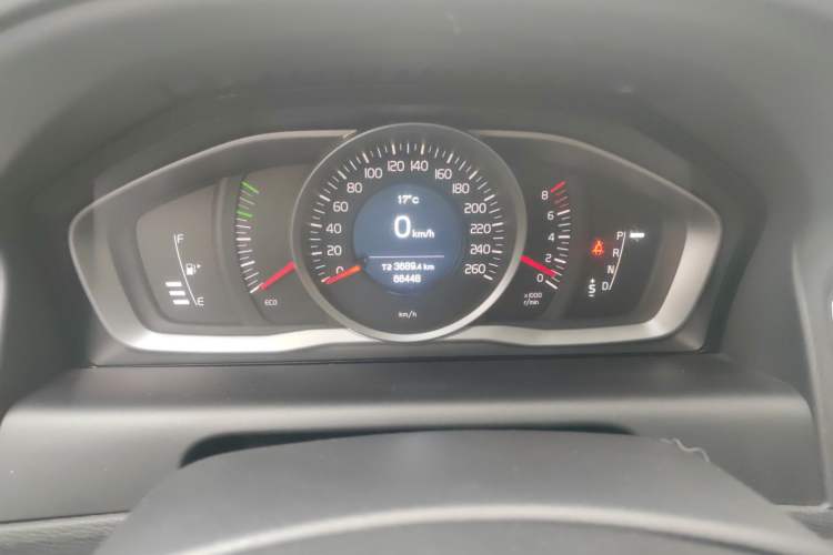 Used Volvo XC60 2014 T5 Smart Edition Odometer Close Up