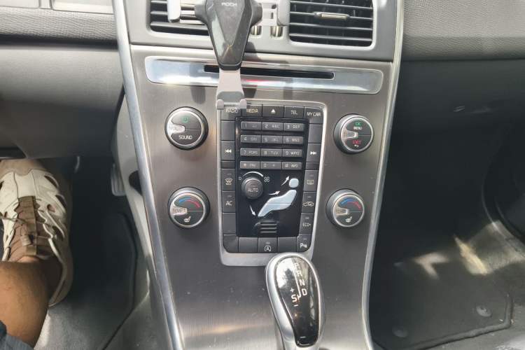 Used Volvo XC60 2014 Facelift T5 Zhiyi Edition Audio And AC Panel